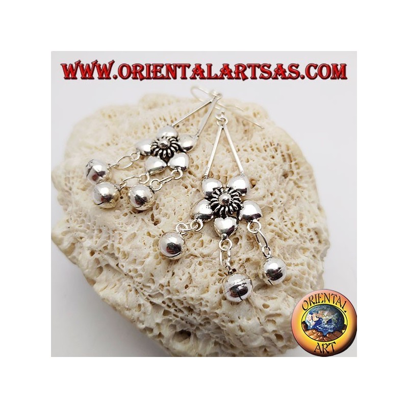 Orecchini a cerchio con fiori in argento sterling fatti a mano: gioielli floreali leggeri - Italia