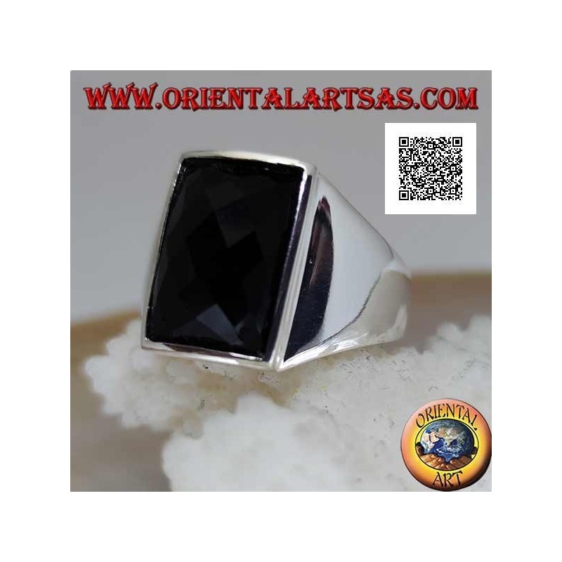 Silberring mit leicht erhabenem, rechteckig gebogenem, facettiertem Onyx in glatter Fassung