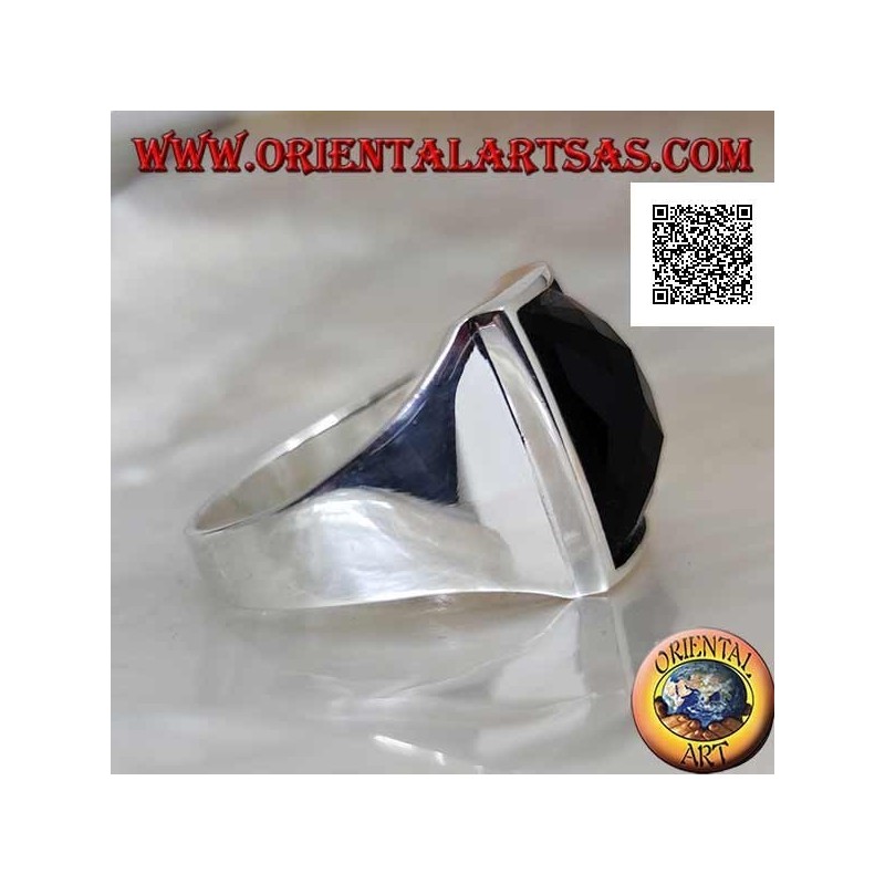 Silberring mit leicht erhabenem, rechteckig gebogenem, facettiertem Onyx in glatter Fassung