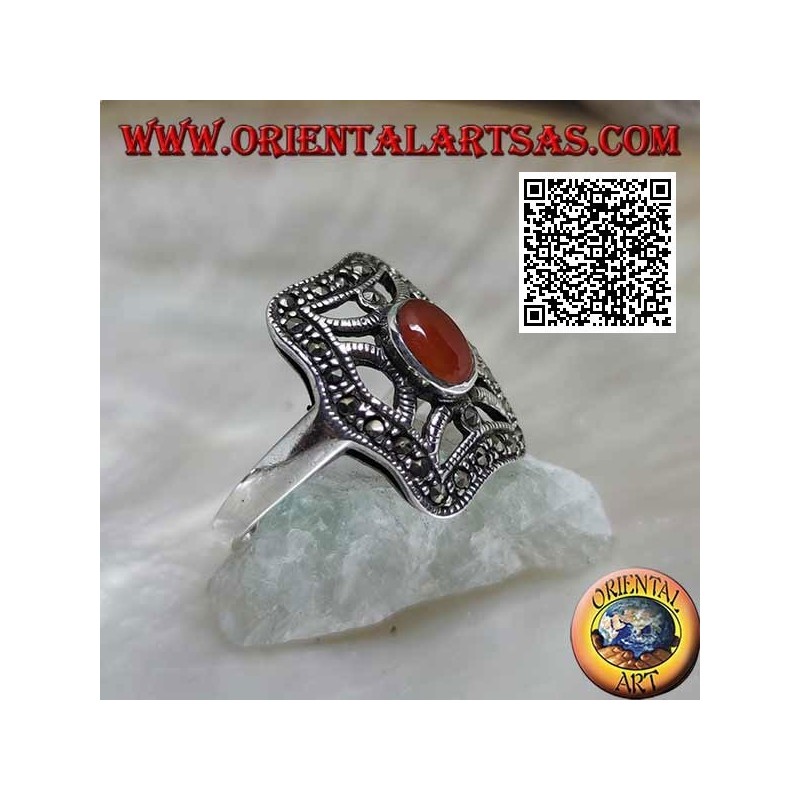 Anello in argento con corniola ovale su croce nel rettangolo irregolare tempestato di marcassite